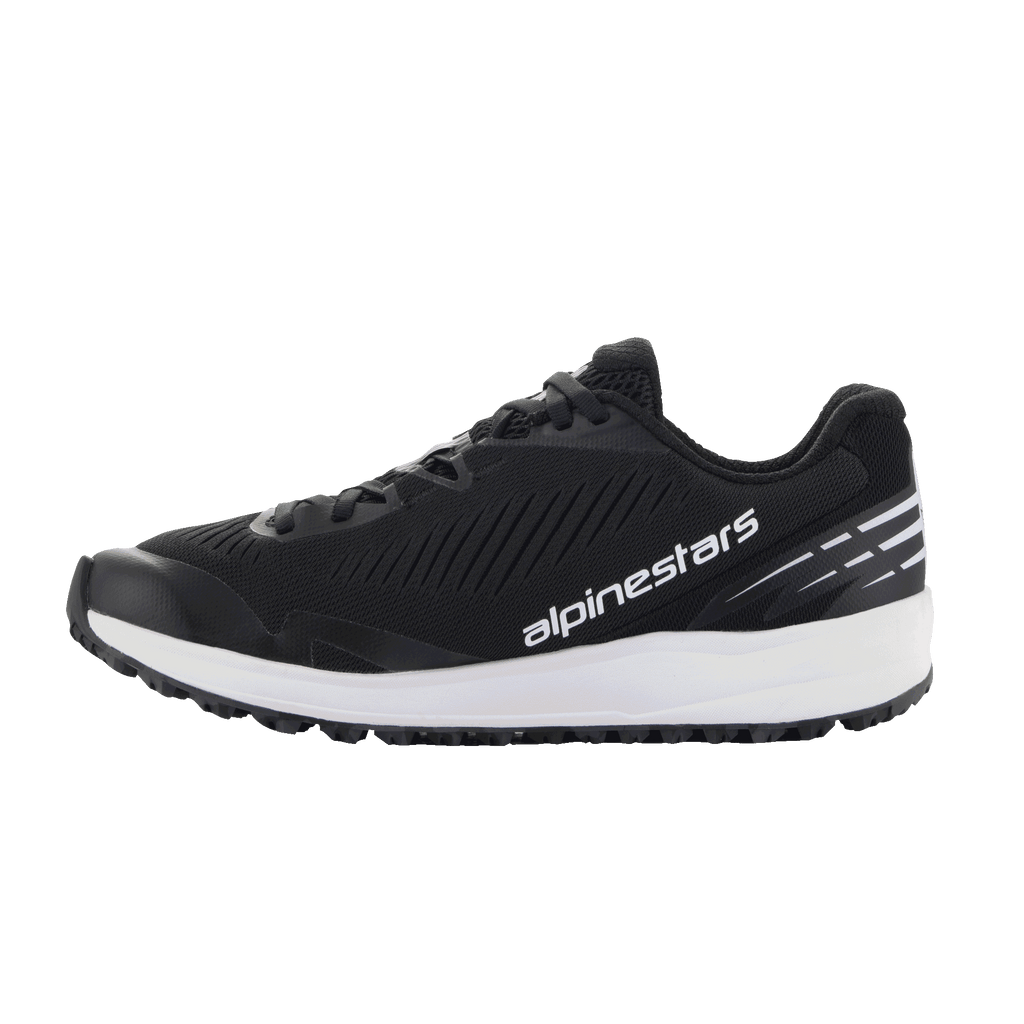 Scarpe Alpinestars Meta Road V2, scarpe sportive, nero e bianco, tomaia in mesh traspirante con nervature testurizzate diagonali, spessa intersuola bianca, logo Alpinestars bianco sul lato, dettagli a strisce bianche sul tallone, design atletico per l'uso quotidiano e abbigliamento da lavoro per team di gara