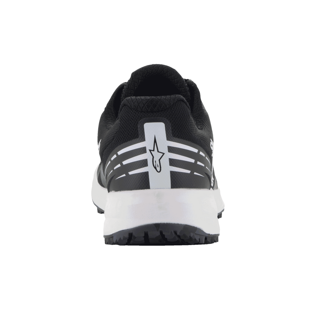 Scarpe Alpinestars Meta Road V2, scarpe sportswear, nero e bianco, vista posteriore con logo a stella Alpinestars bianco e strisce orizzontali sul tallone, intersuola bianca, design leggero e traspirante per abbigliamento da lavoro del team di gara