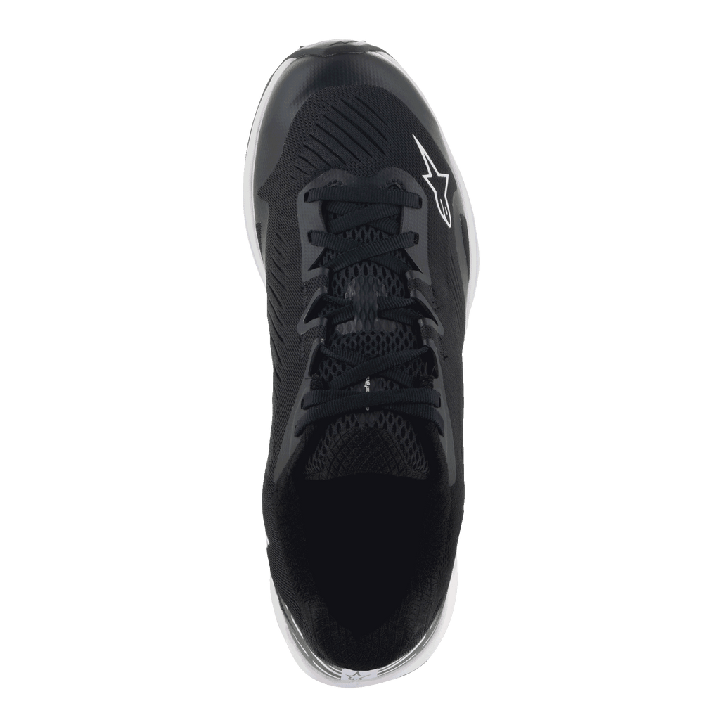 Scarpe Alpinestars Meta Road V2, calzature sportswear, nero e bianco, vista dall'alto che mostra la tomaia in rete sintetica traspirante, lacci neri e logo Astars bianco, progettate per il comfort tutto il giorno e l'abbigliamento da lavoro del team di gara.