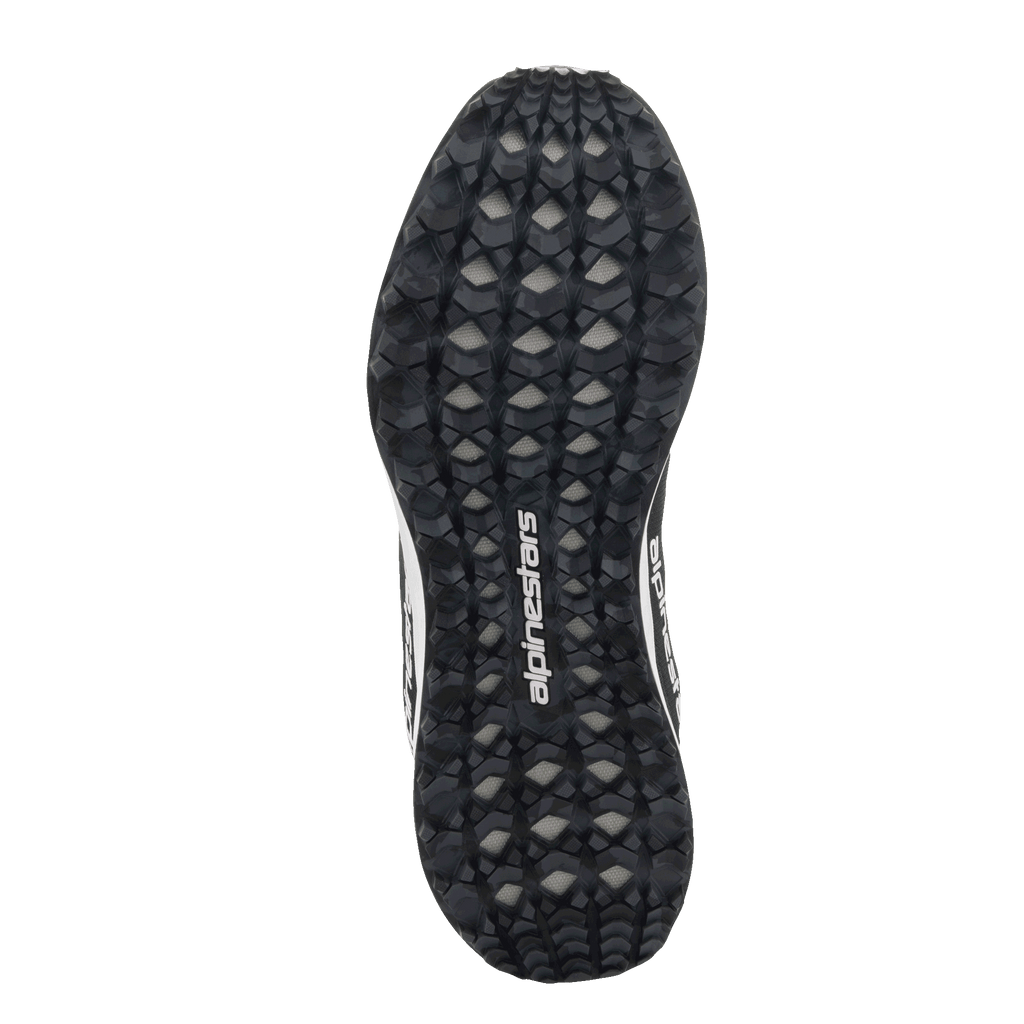 Scarpe Alpinestars Meta Road V2, vista dal basso della suola, motivo grip a tasselli stile camouflage nero e grigio, logo Alpinestars bianco, suola in gomma resistente per trazione multi-terreno