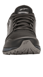 Alpinestars Meta Trail Shoes, scarpa da corsa performante, nero e grigio scuro, vista frontale, punta resistente con logo a stella, costruzione in mesh con lacci, suola in gomma robusta resistente all'olio