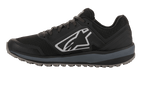 Alpinestars Meta Trail Shoes, scarpa da running performante, nero e grigio scuro, profilo laterale con grande logo Astars bianco, intersuola grigio scuro e suola in gomma tassellata resistente all'olio, progettata per il comfort nel paddock e l'uso da parte dei team motorsport