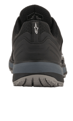 Scarpe Alpinestars Meta Trail, scarpe da running performanti, nero e grigio scuro, vista posteriore che mostra la linguetta sul tallone con logo Astar bianco, intersuola grigio scuro e suola esterna strutturata, calzatura casual ispirata al motorsport per il paddock