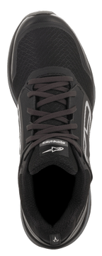Scarpe Alpinestars Meta Trail, nero e grigio scuro, vista dall'alto, tomaia in mesh nera con lacci, logo Alpinestars bianco sulla linguetta, calzatura ispirata al running e al paddock ad alte prestazioni