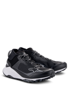 Scarpe Alpinestars Meta XR V2, scarpe sportive, nero, bianco e grigio scuro, con tomaia in rete monopezzo, intersuola bianca ammortizzata e suola robusta, design atletico casual con logo Alpinestars e lacci a fantasia