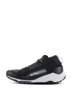 Scarpe Alpinestars Meta XR V2, scarpe sportive, nero, bianco e grigio scuro, profilo laterale con tomaia in rete, intersuola bianca e suola robusta, logo Alpinestars bianco in evidenza sul pannello laterale.