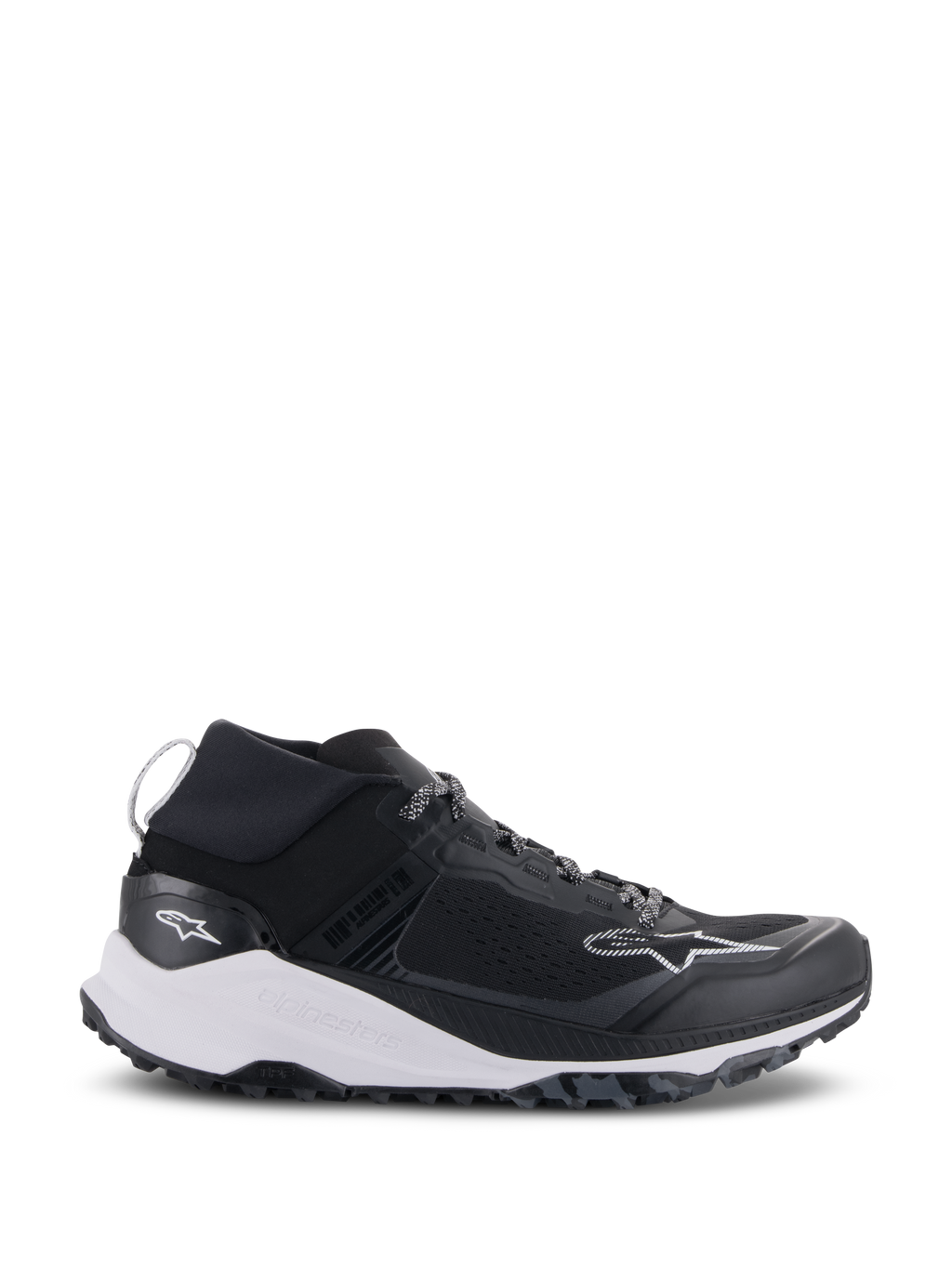 Scarpe Alpinestars Meta XR V2, scarpe sportive, nero e bianco, tomaia in rete tecnica con intersuola bianca spessa e suola robusta in grigio scuro, design sportivo-casual con colletto elastico e branding Alpinestars