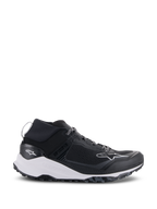 Scarpe Alpinestars Meta XR V2, scarpe sportive, nero e bianco, tomaia in rete tecnica con intersuola bianca spessa e suola robusta in grigio scuro, design sportivo-casual con colletto elastico e branding Alpinestars
