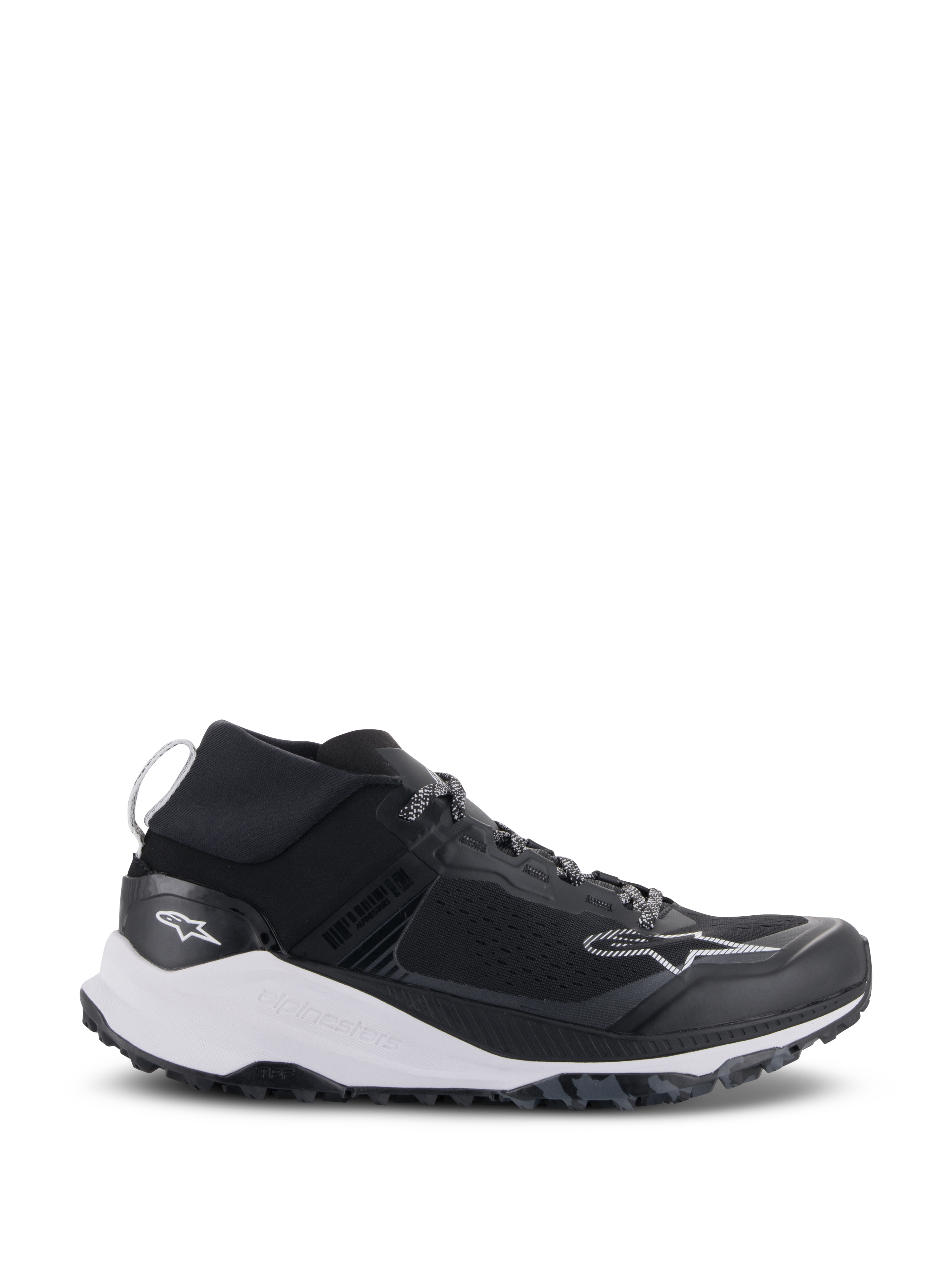 Scarpe Alpinestars Meta XR V2, scarpe sportive, nero e bianco, tomaia in rete tecnica con intersuola bianca spessa e suola robusta in grigio scuro, design sportivo-casual con colletto elastico e branding Alpinestars