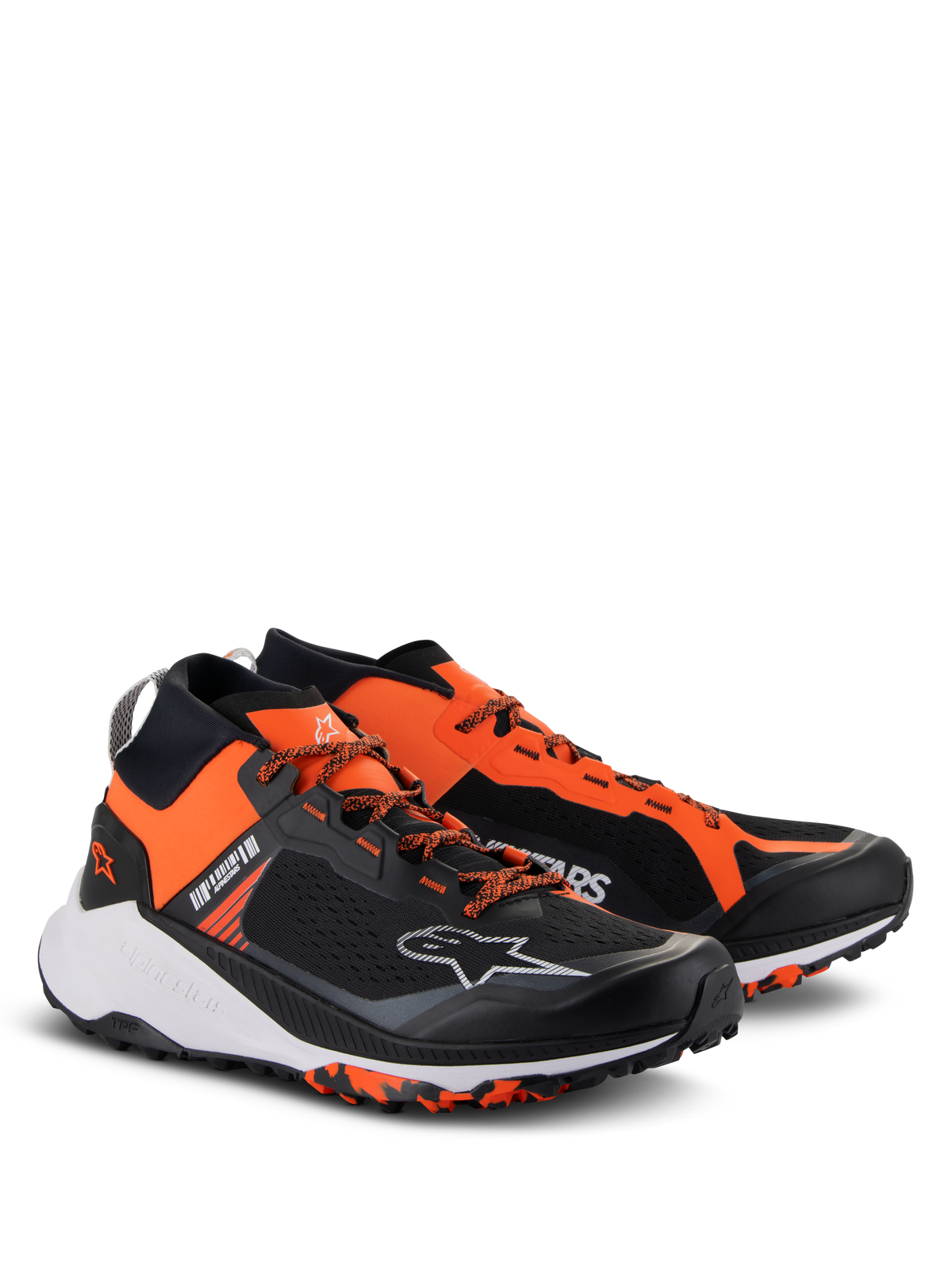 Scarpe Alpinestars Meta XR V2, scarpe casual sportive, nero, arancione e bianco, caratterizzate da tomaia in rete monopezzo, vivaci pannelli arancioni, lacci arancioni, logo Astar bianco e suola in gomma robusta progettata per la trazione