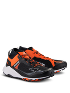 Scarpe Alpinestars Meta XR V2, scarpe casual sportive, nero, arancione e bianco, caratterizzate da tomaia in rete monopezzo, vivaci pannelli arancioni, lacci arancioni, logo Astar bianco e suola in gomma robusta progettata per la trazione