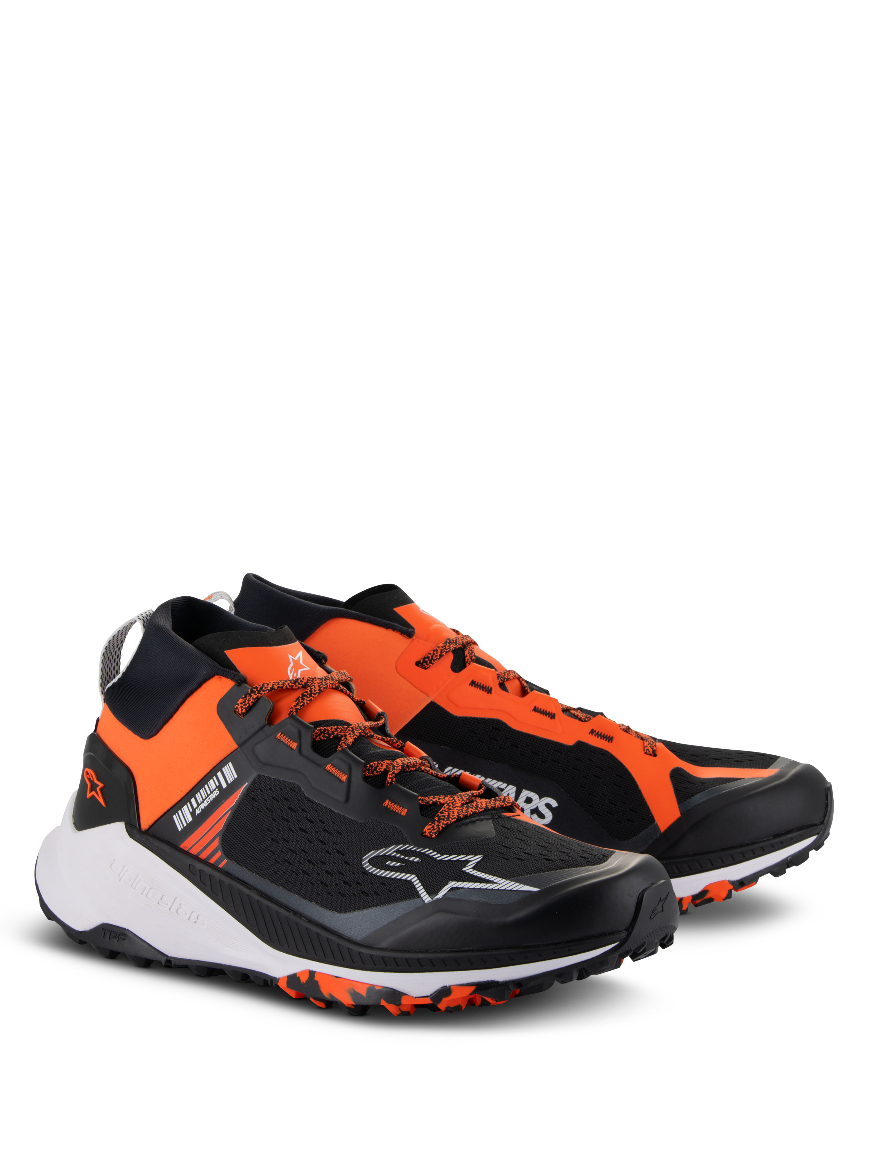 Scarpe Alpinestars Meta XR V2, scarpe casual sportive, nero, arancione e bianco, caratterizzate da tomaia in rete monopezzo, vivaci pannelli arancioni, lacci arancioni, logo Astar bianco e suola in gomma robusta progettata per la trazione