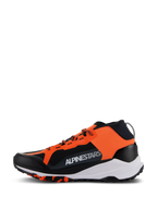 Scarpe Alpinestars Meta XR V2, scarpe sportive casual, nero, arancione e bianco, vista laterale con vivace pannello arancione e logo bianco, rete nera traspirante, spessa intersuola bianca e suola robusta e strutturata.