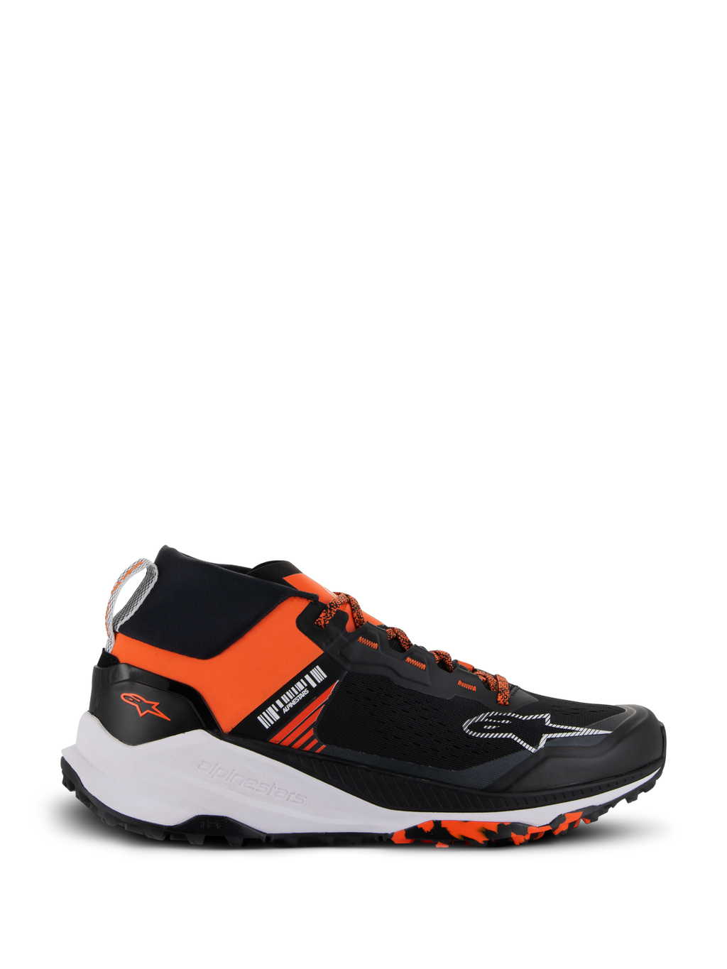 Scarpe Alpinestars Meta XR V2, sneaker sportivo-casual, nero e arancione, caratterizzate da una tomaia in mesh monopezzo, intersuola bianca spessa con marchio Alpinestars e suola in gomma marmorizzata, design atletico leggero progettato per il comfort quotidiano e grip off-road