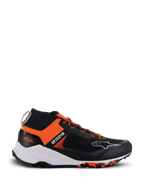 Scarpe Alpinestars Meta XR V2, sneaker sportivo-casual, nero e arancione, caratterizzate da una tomaia in mesh monopezzo, intersuola bianca spessa con marchio Alpinestars e suola in gomma marmorizzata, design atletico leggero progettato per il comfort quotidiano e grip off-road