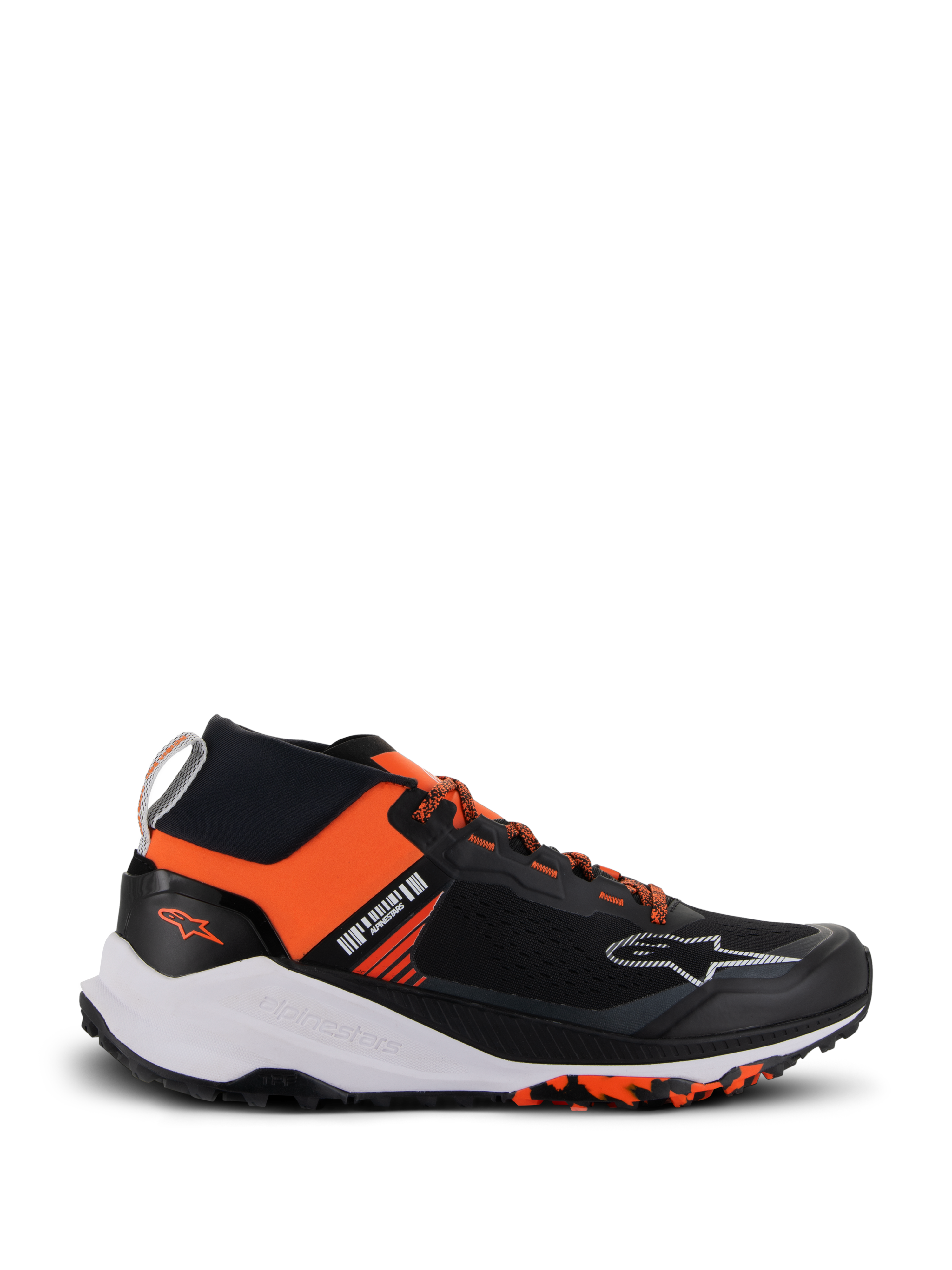 Scarpe Alpinestars Meta XR V2, sneaker sportivo-casual, nero e arancione, caratterizzate da una tomaia in mesh monopezzo, intersuola bianca spessa con marchio Alpinestars e suola in gomma marmorizzata, design atletico leggero progettato per il comfort quotidiano e grip off-road