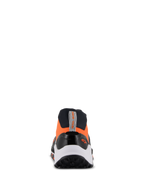 Alpinestars Meta XR V2, scarpe sportive casual, nero, arancione e bianco, vista posteriore con robusta suola in gomma, intersuola bianca e tomaia arancione con fettuccia posteriore e piccolo logo Alpinestars.