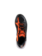 Scarpe Alpinestars Meta XR V2, scarpe sportive casual, nero, arancione e bianco, vista dall'alto con tomaia in rete tecnica nera, vivaci sovrapposizioni arancioni, lacci a fantasia e dettagli del logo bianchi, progettate per comfort e stabilità tutto il giorno.