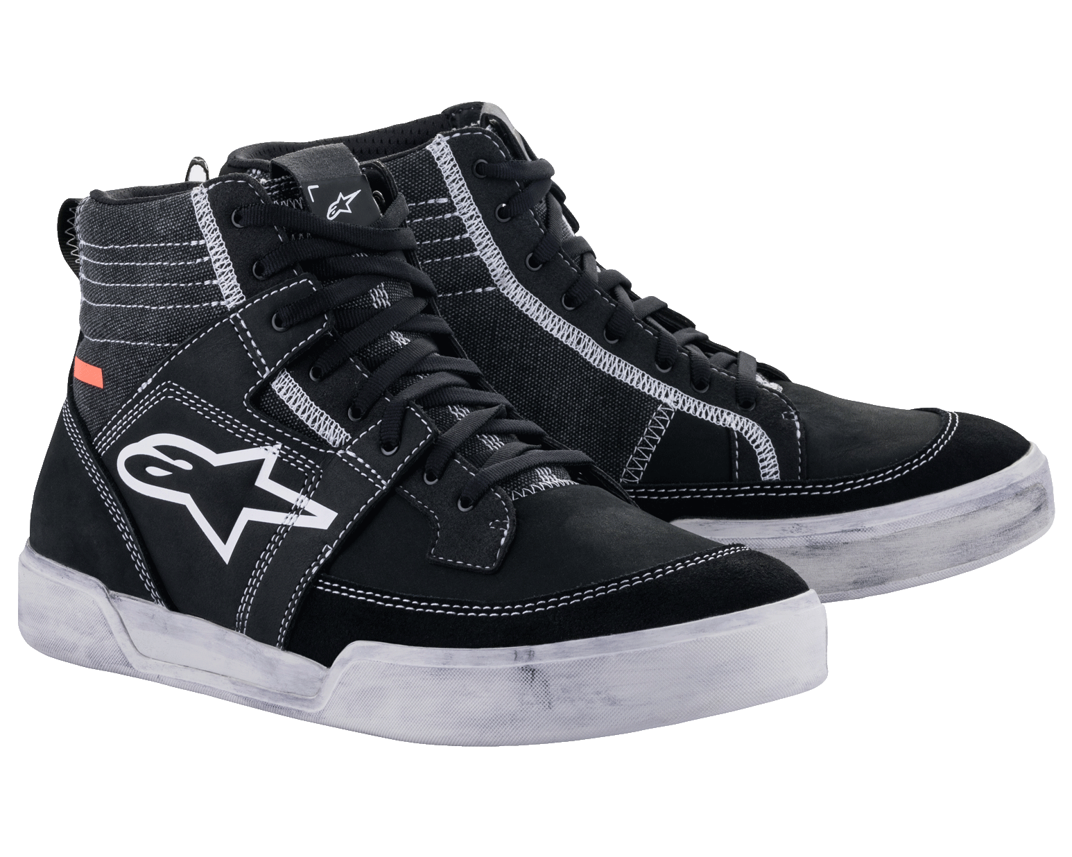 Scarpe Alpinestars Ageless, calzature da moto urbane, nero con cuciture e suole bianche a contrasto, silhouette sneaker alta con un grande logo a stella bianco sul lato, equipaggiamento protettivo casual per la guida su strada