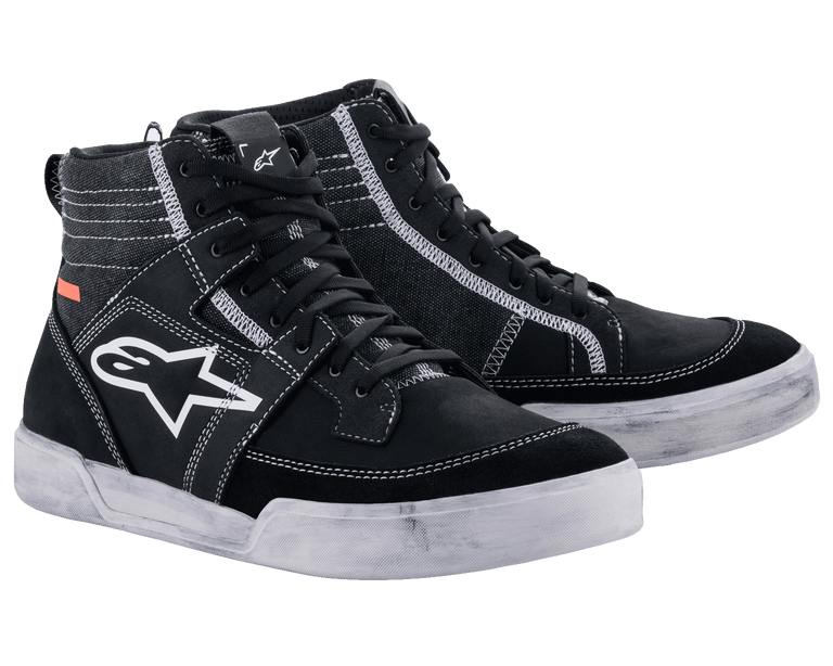 Scarpe Alpinestars Ageless, calzature da moto urbane, nero con cuciture e suole bianche a contrasto, silhouette sneaker alta con un grande logo a stella bianco sul lato, equipaggiamento protettivo casual per la guida su strada