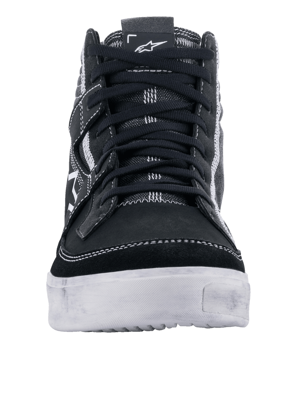 Scarpe da moto Alpinestars Ageless, Nero Bianco Cool Gray, vista frontale di scarpa da moto casual, tomaia in pelle scamosciata nera e tela con cuciture bianche a contrasto, suola bianca resistente, calzatura per guida urbana