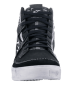 Scarpe da moto Alpinestars Ageless, Nero Bianco Cool Gray, vista frontale di scarpa da moto casual, tomaia in pelle scamosciata nera e tela con cuciture bianche a contrasto, suola bianca resistente, calzatura per guida urbana