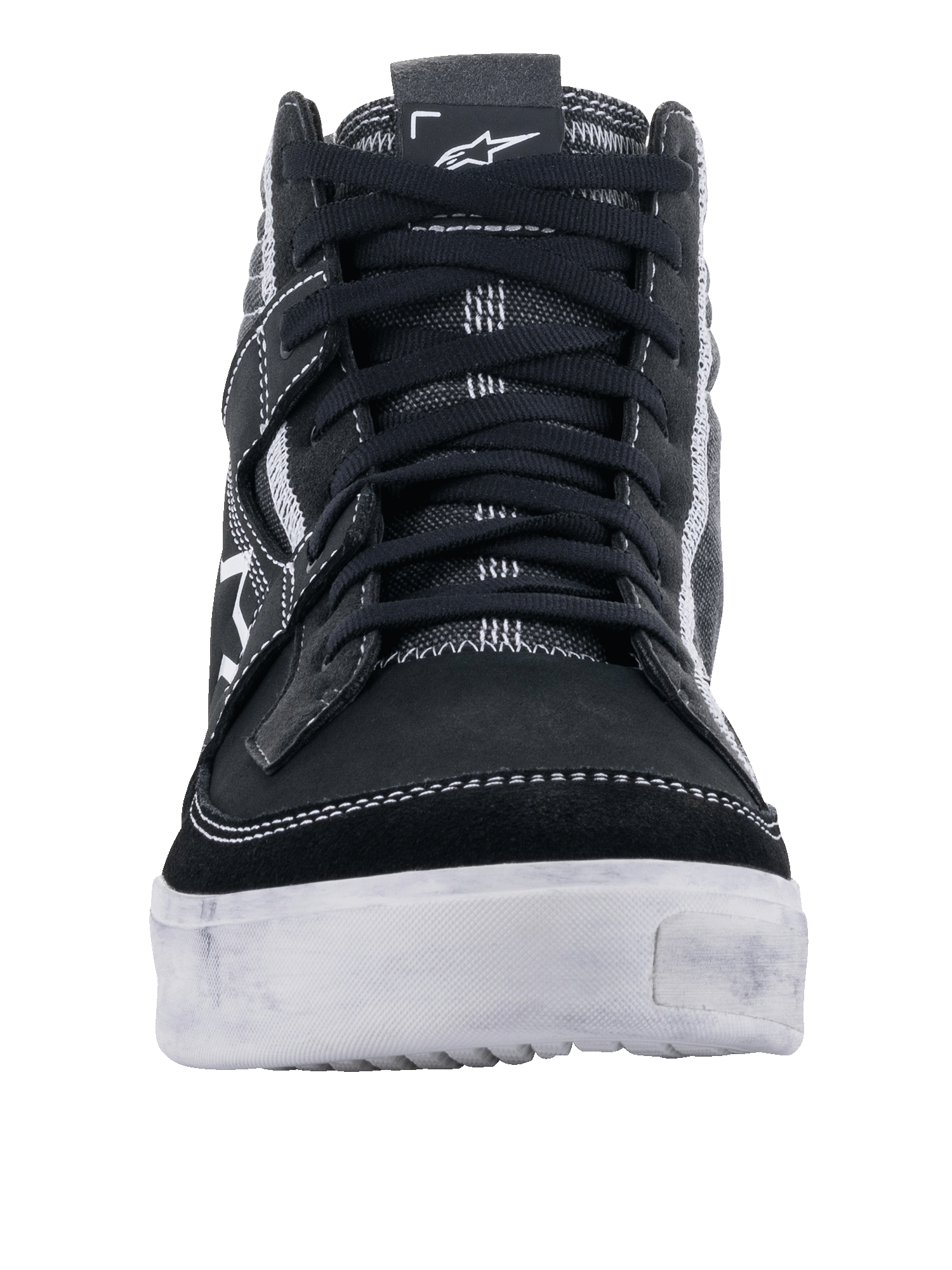Scarpe da moto Alpinestars Ageless, Nero Bianco Cool Gray, vista frontale di scarpa da moto casual, tomaia in pelle scamosciata nera e tela con cuciture bianche a contrasto, suola bianca resistente, calzatura per guida urbana
