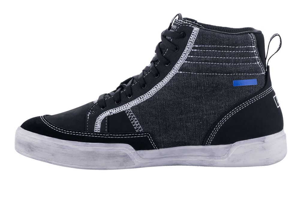 Alpinestars Ageless Riding Shoes, scarpe da moto nere e grigio freddo, vista laterale, struttura in tela e scamosciato con cuciture bianche a contrasto, modello sneaker alta con suola bianco sporco e lacci neri.