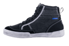 Alpinestars Ageless Riding Shoes, scarpe da moto nere e grigio freddo, vista laterale, struttura in tela e scamosciato con cuciture bianche a contrasto, modello sneaker alta con suola bianco sporco e lacci neri.