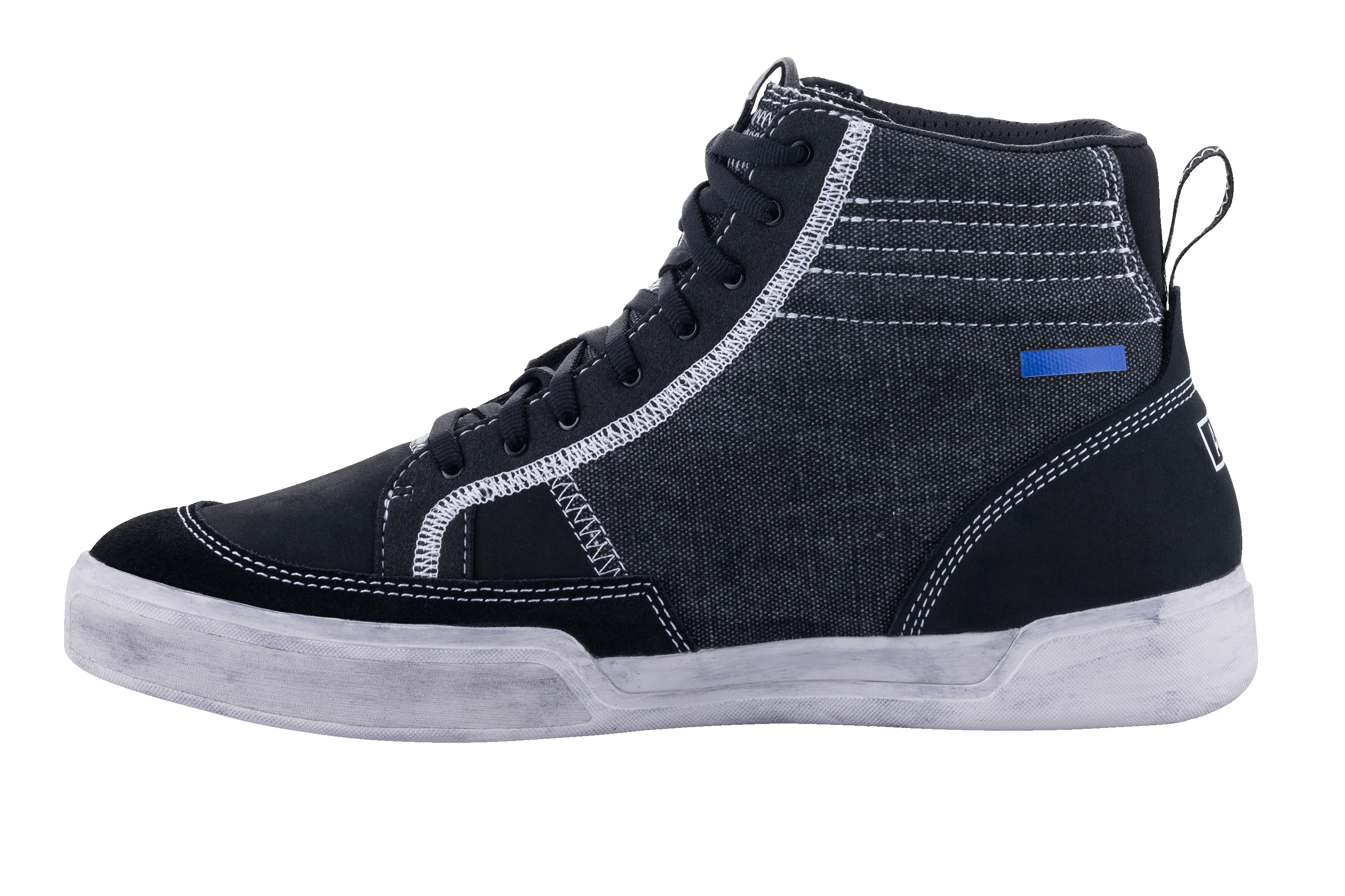 Alpinestars Ageless Riding Shoes, scarpe da moto nere e grigio freddo, vista laterale, struttura in tela e scamosciato con cuciture bianche a contrasto, modello sneaker alta con suola bianco sporco e lacci neri.