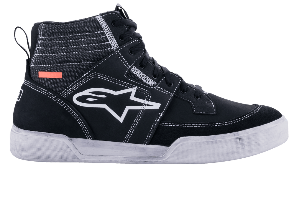 Alpinestars Ageless Riding Shoes, scarpe da moto urbane, nero e bianco, silhouette sneaker alta con pannelli in scamosciato e tela, cuciture bianche a contrasto, logo A-star bianco sul lato e suola in gomma bianca