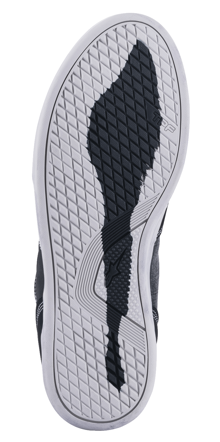 Scarpe da moto Alpinestars Ageless, vista della suola, suola esterna in gomma bianca con motivo grip testurizzato nero, con loghi TPF e stella Alpinestars, battistrada con trama a rombi per guida urbana in moto