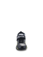 Scarpe Alpinestars Tech-1 T V3 FIA, scarpe da auto racing, nero con accenti giallo fluo, vista frontale, costruzione interamente in pelle con cinturino alla caviglia a strappo, logo Alpinestars bianco, design tecnico per guida ad alte prestazioni