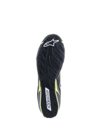 Alpinestars Scarpe Tech-1 T V3 FIA, vista della suola, nero con accenti giallo fluo, suola in gomma asimmetrica ispirata al battistrada, con loghi Alpinestars e trama testurizzata per sensibilità sui pedali e aderenza.