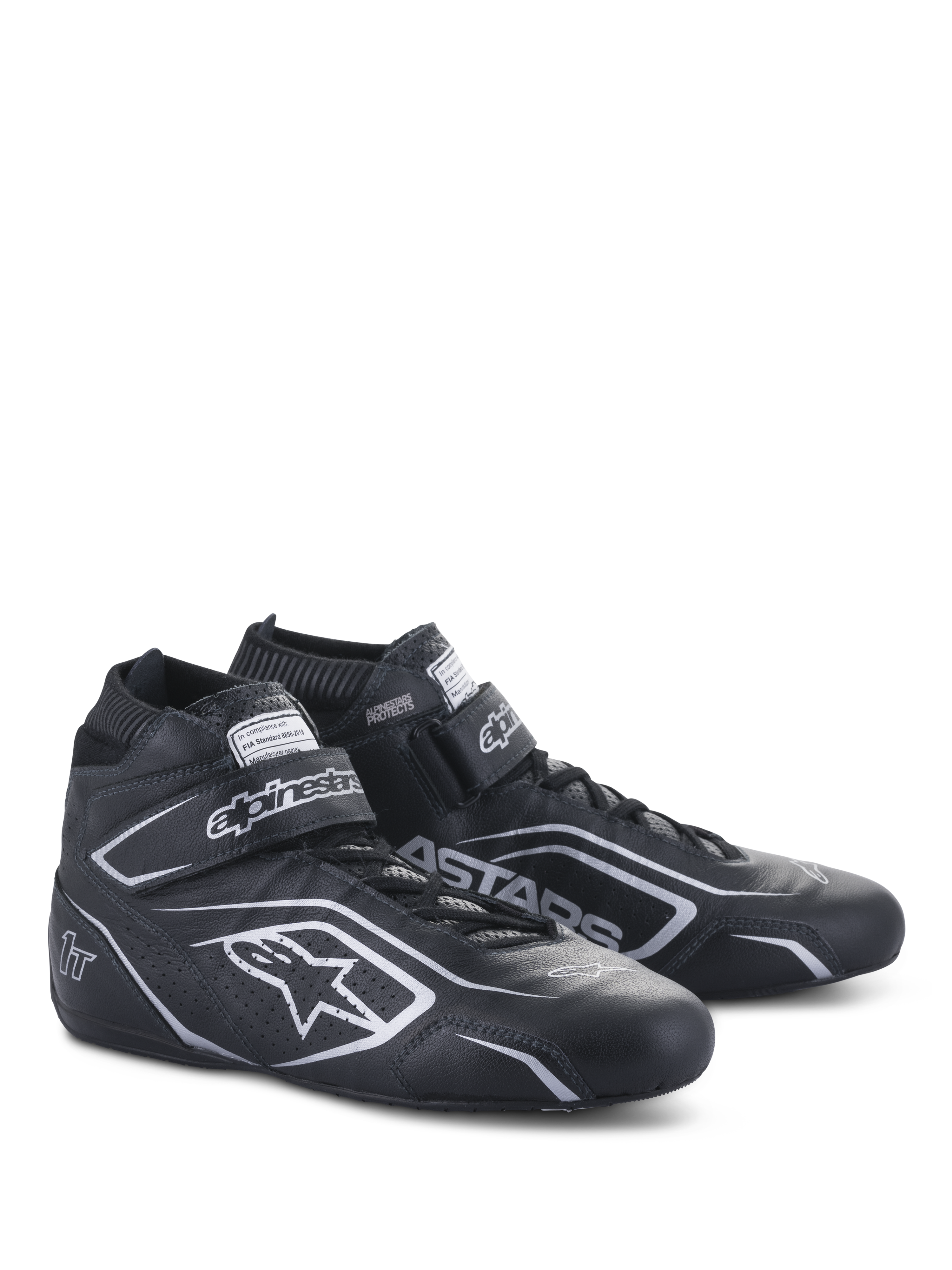 Alpinestars Tech-1 T V3 Shoes FIA, scarpe da auto racing, nero e argento, realizzazione in pelle bovina con loghi e branding Alpinestars argento, vista laterale angolata con chiusura a strappo e lacci