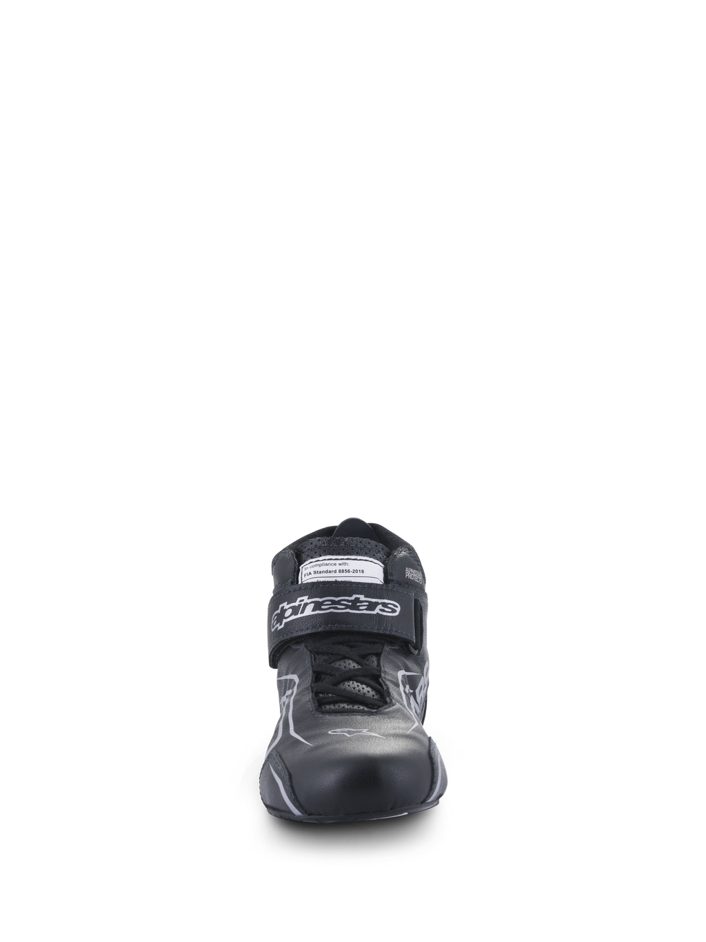 Alpinestars Tech-1 T V3 Shoes FIA, scarpe da auto, nero e argento, vista frontale con struttura in pelle bovina, cinturino a strappo con marchio Alpinestars ed etichetta di certificazione FIA, calzature da guida ad alte prestazioni