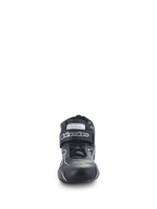 Alpinestars Tech-1 T V3 Shoes FIA, scarpe da auto, nero e argento, vista frontale con struttura in pelle bovina, cinturino a strappo con marchio Alpinestars ed etichetta di certificazione FIA, calzature da guida ad alte prestazioni