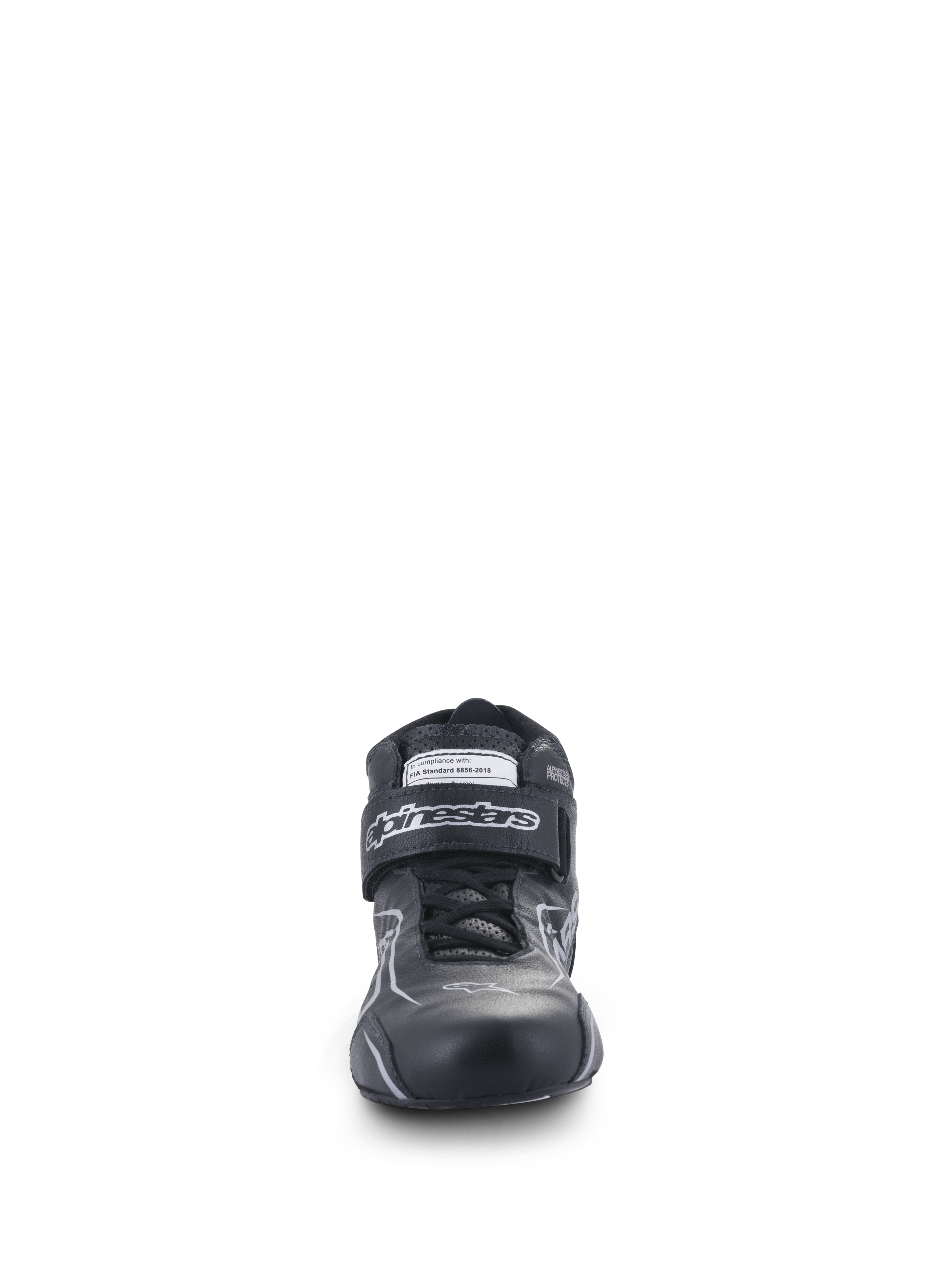 Alpinestars Tech-1 T V3 Shoes FIA, scarpe da auto, nero e argento, vista frontale con struttura in pelle bovina, cinturino a strappo con marchio Alpinestars ed etichetta di certificazione FIA, calzature da guida ad alte prestazioni