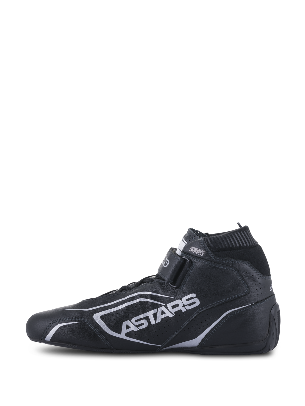 Alpinestars Tech-1 T V3 Shoes FIA, scarpe da auto racing, nero e argento, vista laterale di profilo, costruzione interamente in pelle bovina con marchio ASTARS argento, cinturino a strappo regolabile e colletto ignifugo elastico.