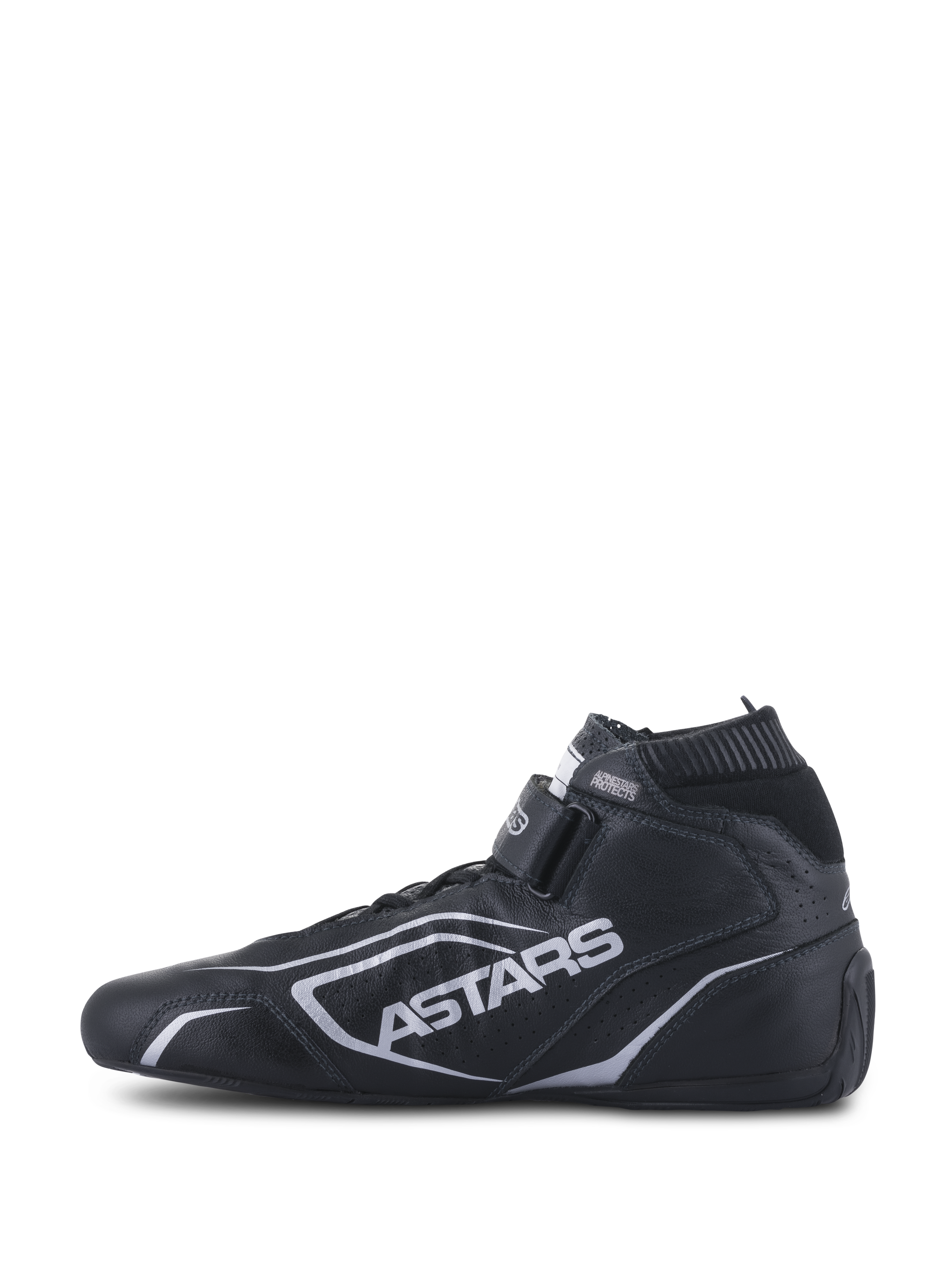 Alpinestars Tech-1 T V3 Shoes FIA, scarpe da auto racing, nero e argento, vista laterale di profilo, costruzione interamente in pelle bovina con marchio ASTARS argento, cinturino a strappo regolabile e colletto ignifugo elastico.