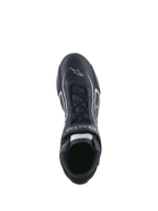 Scarpe Alpinestars Tech-1 T V3 FIA, scarpe da corsa, nero e argento, vista dall'alto del sistema di allacciatura e del cinturino a strappo con marchio, pelle bovina pieno fiore con logo a stella bianco sulla punta, calzatura professionale da motorsport