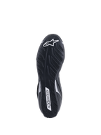 Scarpe Alpinestars Tech-1 T V3 FIA, vista della suola, nero e argento, suola asimmetrica in gomma con disegno del battistrada, logo Alpinestars bianco, mescola sottile per la sensibilità sui pedali