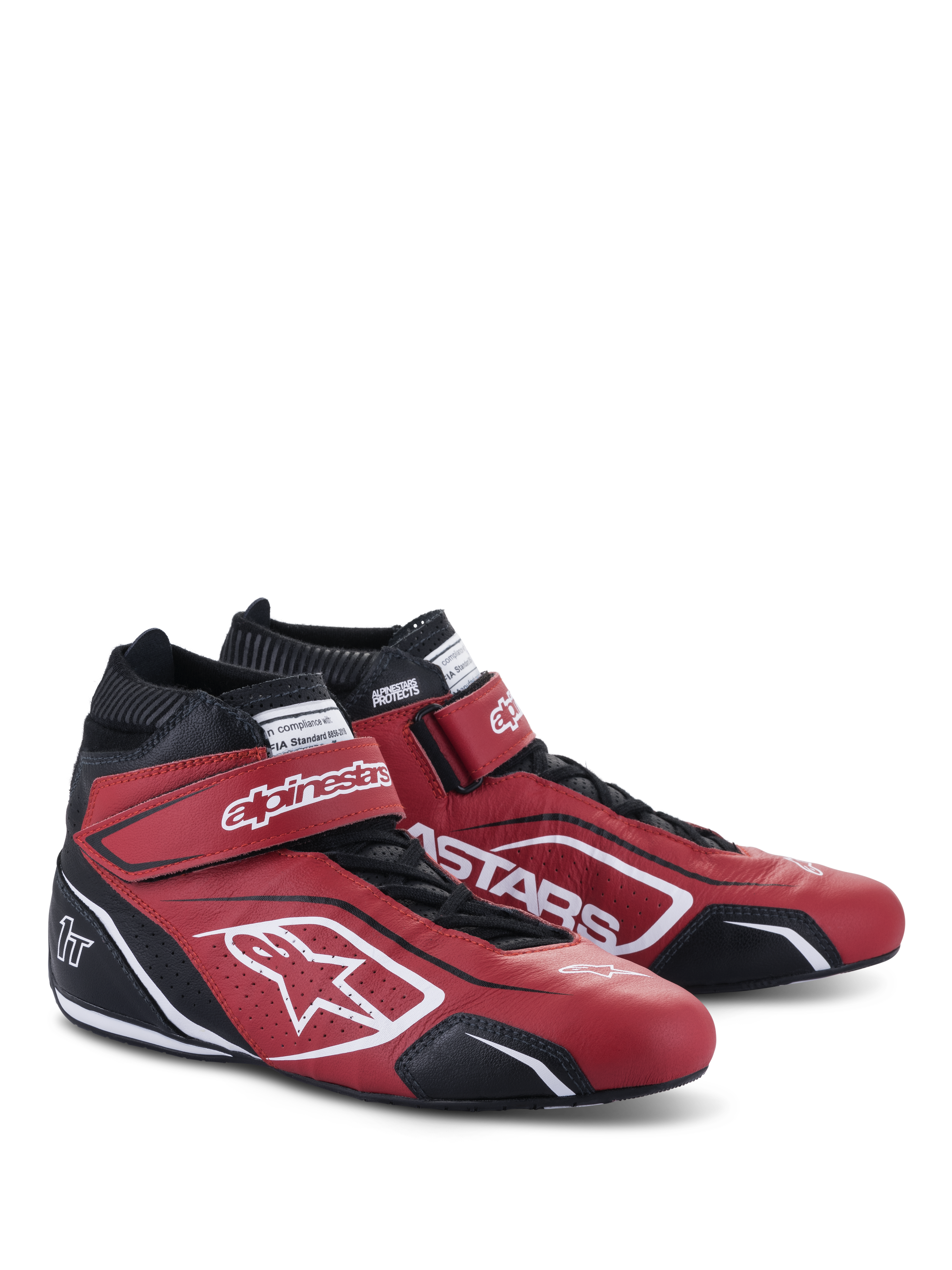 Scarpe Alpinestars Tech-1 T V3 FIA, scarpe da corsa automobilistica, rosso, nero e bianco, paio di scarpe in pelle a taglio medio con cinturini a strappo regolabili e lacci tradizionali, con marchio Alpinestars bianco in evidenza e pannelli laterali traforati.