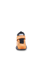 Scarpe Alpinestars Tech-1 T V3 FIA, scarpe da auto racing, arancione fluo, nero e bianco, vista frontale con cinturino a strappo con marchio Alpinestars, lacci neri ed etichetta di certificazione SFI sulla linguetta