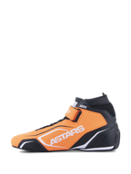 Scarpe Alpinestars Tech-1 T V3 FIA, scarpe da auto racing, arancione fluo nero e bianco, vista laterale di profilo, con struttura in pelle bovina, cinturino alla caviglia a strappo e logo Astars bianco.