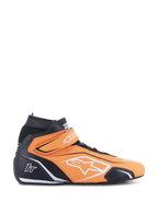 Alpinestars Tech-1 T V3 FIA Racing Shoes, arancione fluo e nero, calzatura motorsport high-top con accenti bianchi e cinturino in velcro alla caviglia, pelle traforata per la traspirabilità, vista laterale di equipaggiamento professionale per gare automobilistiche