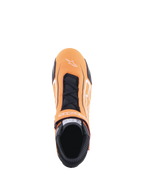 Scarpe Alpinestars Tech-1 T V3, scarpe da auto, arancione fluo nero e bianco, vista dall'alto che mostra la chiusura con lacci e il cinturino a strappo, logo Alpinestars bianco sulla punta, pannelli in pelle traforata e colletto ignifugo nero