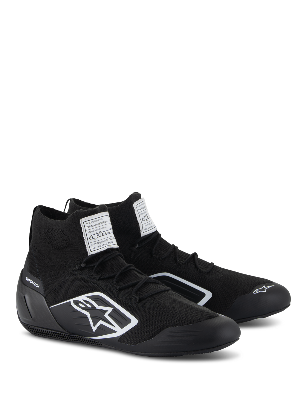 Scarpe Alpinestars Supertech, scarpe da auto racing, nero, con tomaia ignifuga interamente in maglia e tallone in fibra di carbonio, logo Alpinestars bianco sul lato, etichette di certificazione FIA/SFI sulla linguetta, calzature professionali per motorsport dal design elegante