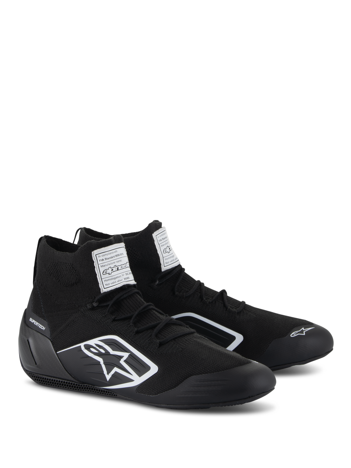 Scarpe Alpinestars Supertech, scarpe da auto racing, nero, con tomaia ignifuga interamente in maglia e tallone in fibra di carbonio, logo Alpinestars bianco sul lato, etichette di certificazione FIA/SFI sulla linguetta, calzature professionali per motorsport dal design elegante