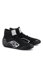 Scarpe Alpinestars Supertech, scarpe da auto racing, nero, con tomaia ignifuga interamente in maglia e tallone in fibra di carbonio, logo Alpinestars bianco sul lato, etichette di certificazione FIA/SFI sulla linguetta, calzature professionali per motorsport dal design elegante